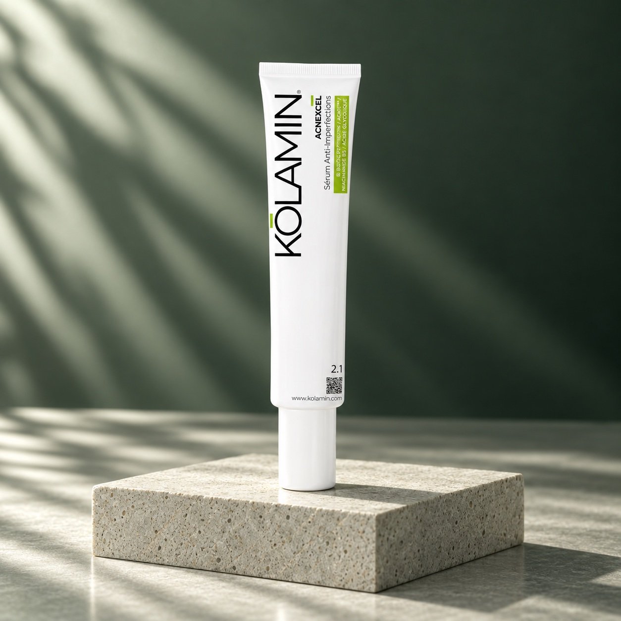 ACNEXCEL Sérum Anti-Imperfections — mise en scène sur pierre claire
