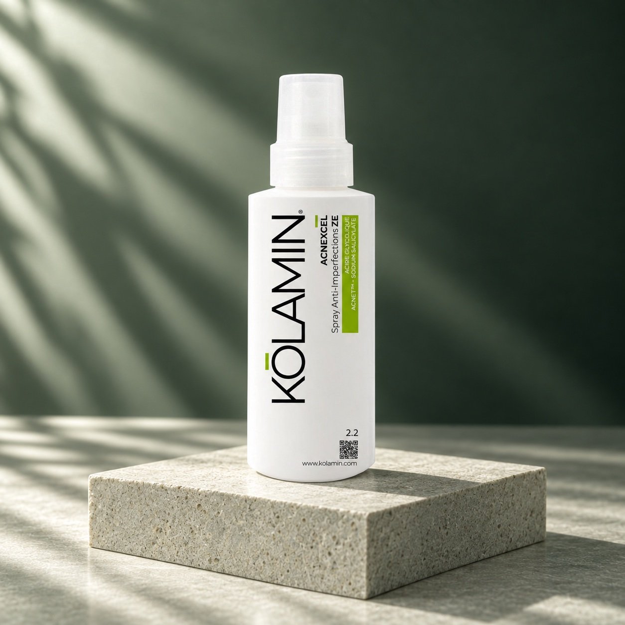 ACNEXCEL Spray Anti-Imperfection ZE — mise en scène sur pierre claire