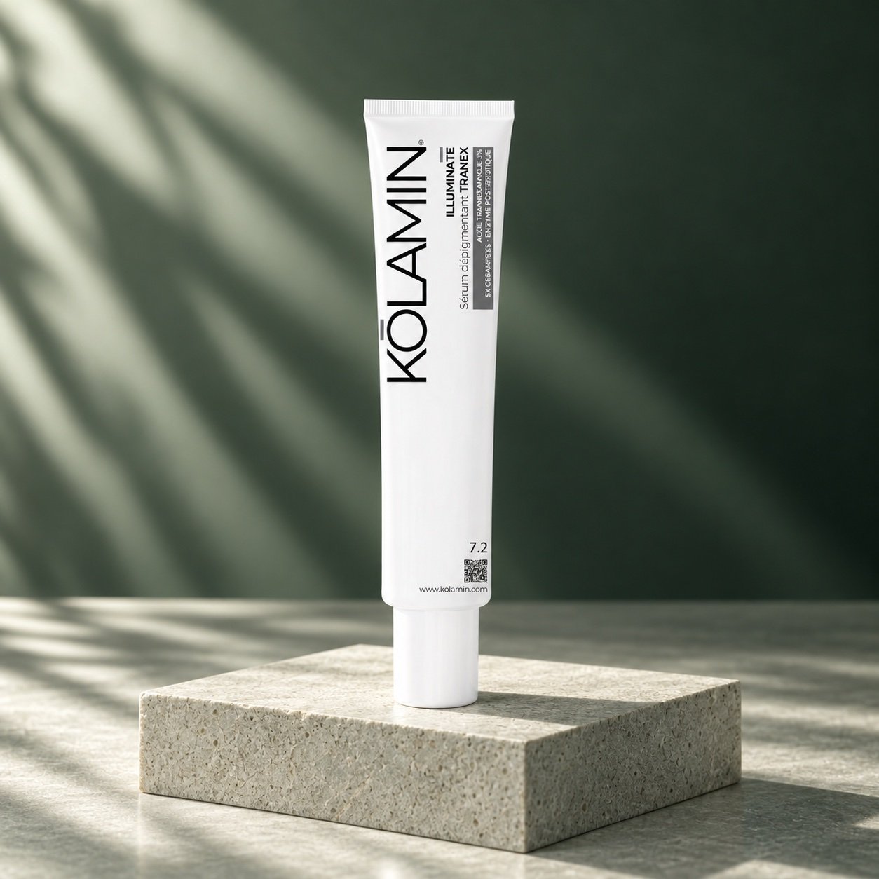 ILLUMINATE Sérum Dépigmentant TRANEX — mise en scène sur pierre claire