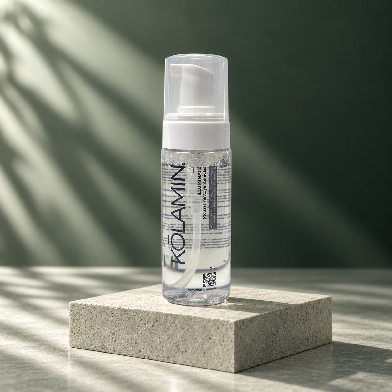 ILLUMINATE Mousse Éclat 7.3 — mise en scène sur pierre claire