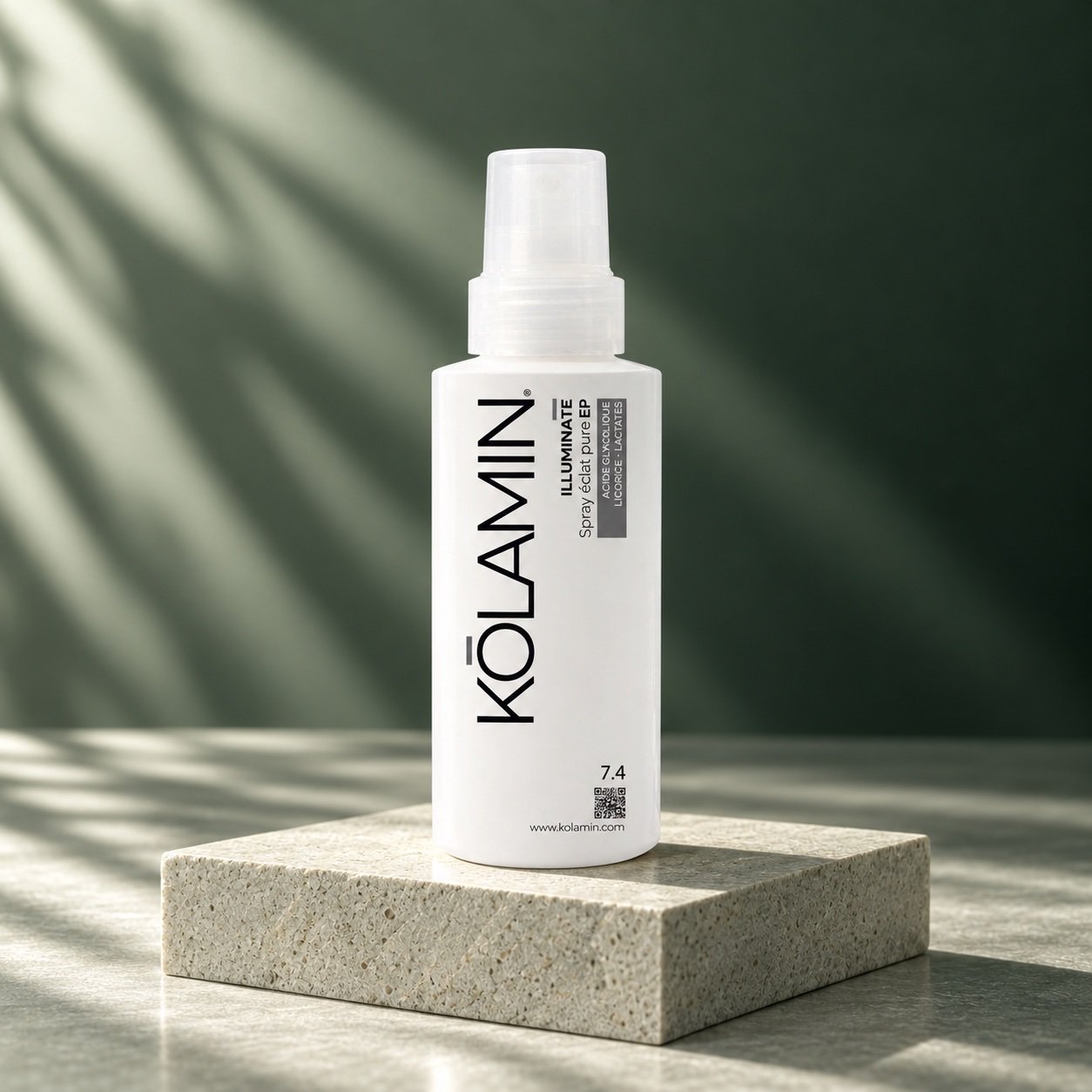 ILLUMINATE Spray Éclat Pure EP — mise en scène sur pierre claire