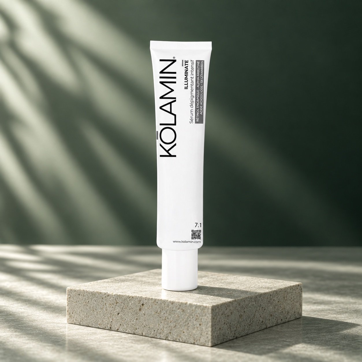 ILLUMINATE Sérum Dépigmentant Intensif 7.1 — mise en scène sur pierre claire