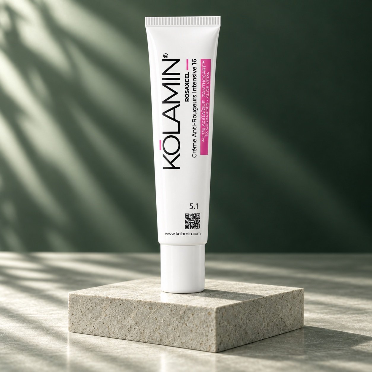 ROSAXCEL Crème Anti-Rougeurs Intensive 16 — mise en scène sur pierre claire