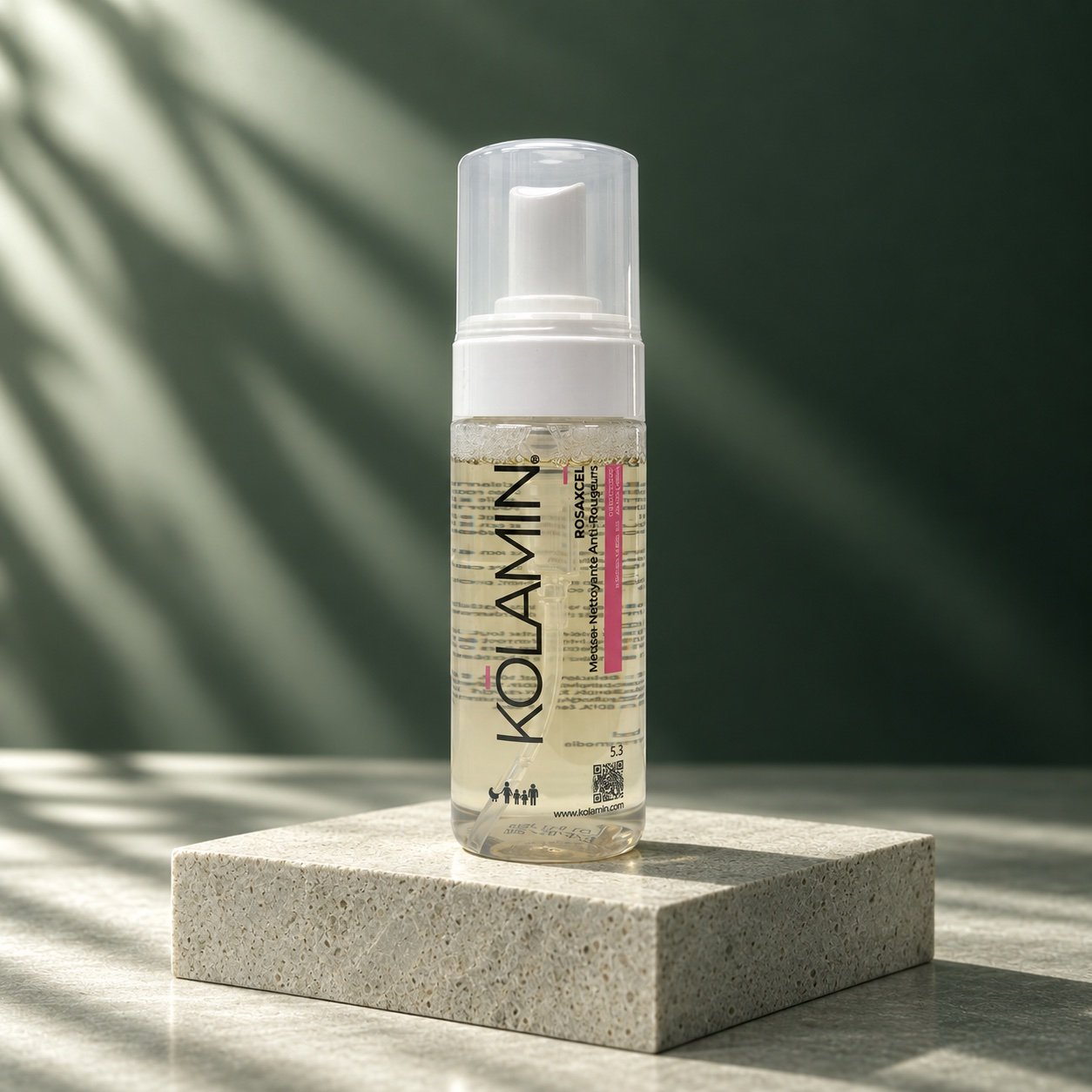 ROSAXCEL Mousse Nettoyante Anti-Rougeurs 5.3 — mise en scène sur pierre claire